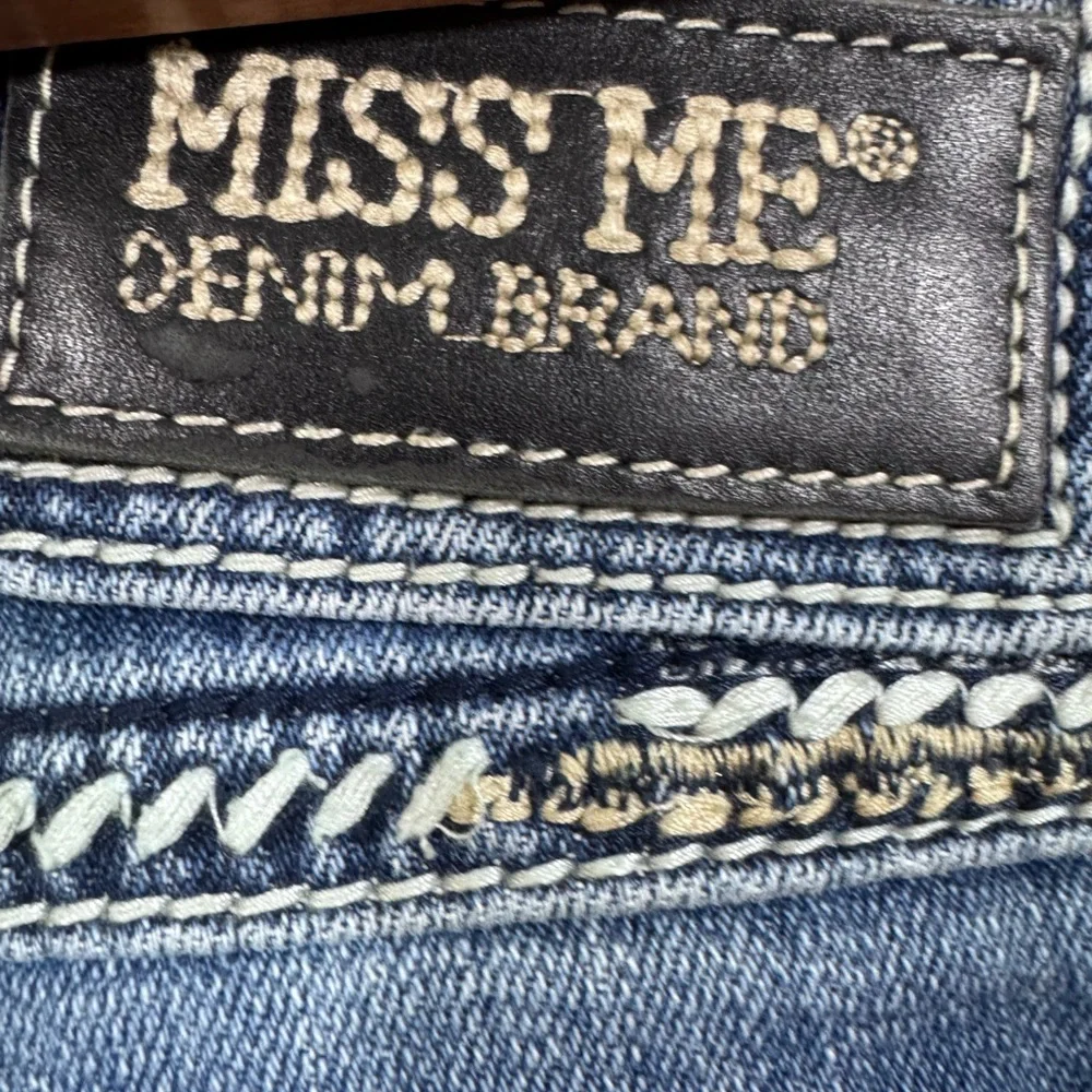 Miss Me Distressed Boyfriend Thick Stitch Embellished Cropped Jeans in Med 21 - Picture 5 of 8